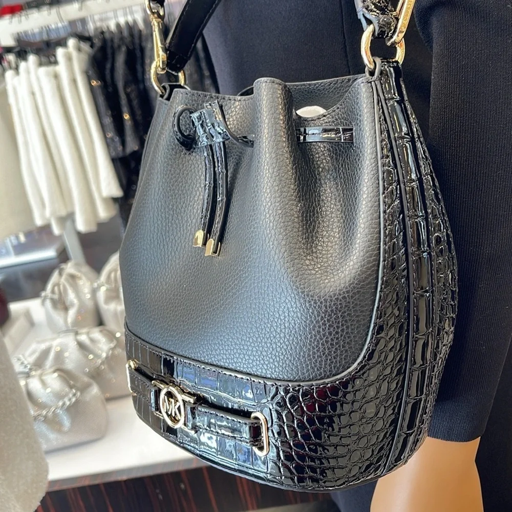 MICHAEL KORS 
Reed Medium Pebbled Leather Belted Bucket Messenger Satchel Crossb - Picture 3 of 16